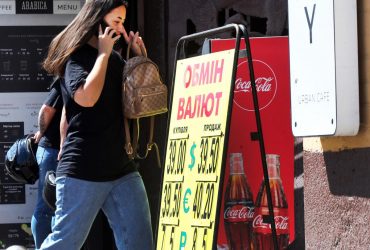 Гривня слабеет из-за дефицита валюты, аналитики ожидают стабилизации курса