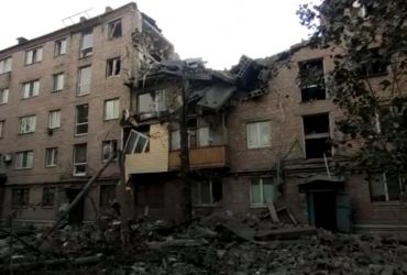 Россияне нанесли авиаудар по многоэтажке в Бахмуте: обрушилось три подъезда (видео)