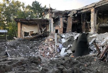 РФ вдарила по Запоріжжю та передмістю 9 ракетами: є жертва, під завалами люди (фото)