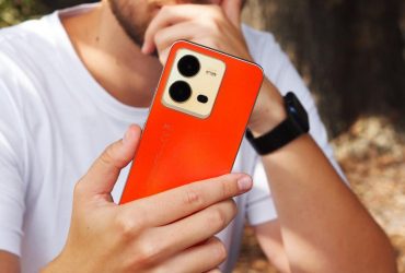 Vivo выпустила недорогой флагман с изменяющей цвет задней панелью (фото)