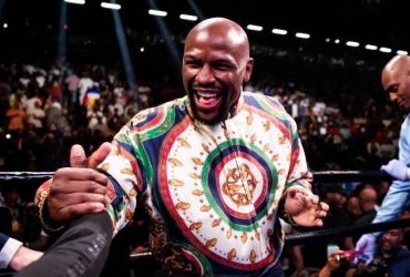 Легенда боксу Флойд Мейвезер ефектно нокаутував бійця ММА у другому раунді (відео)