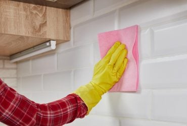 Блискучий результат за 10 хвилин: поради, як очистити плитку на кухні від жиру