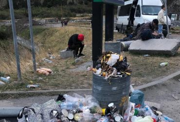 Все загадили: росіяни влаштували на кордоні з Грузією стихійне звалище, чекають черги покинути РФ