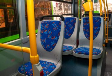 Стало відомо, коли у наземному транспорті Києва можна буде оплатити проїзд карткою