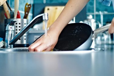 Почему нельзя оставлять на ночь грязную посуду: секрет наших бабушек