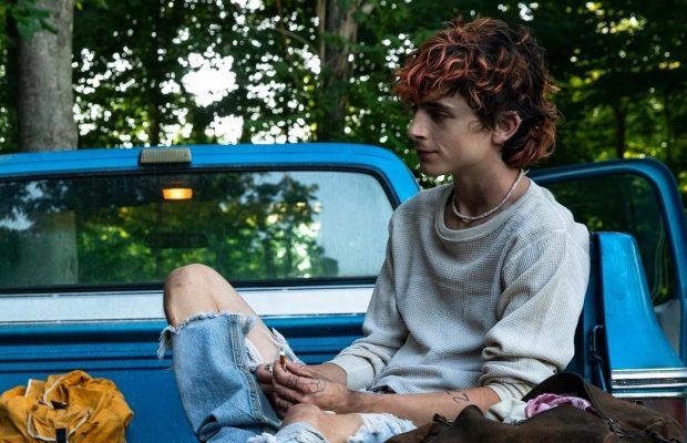 Тімоті Шаламе в провокаційному червоному вбранні представив фільм про закоханих канібалів