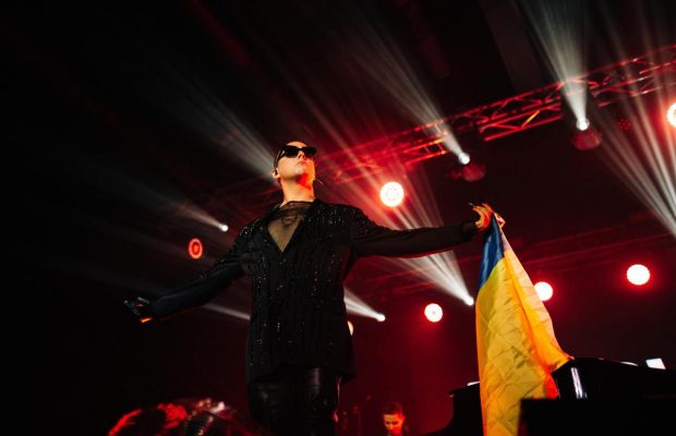 "Люблю секонд": MELOVIN розповів відомому блогеру про свій "лук"