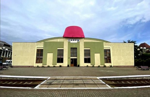 В Калуше вокзал "нарядили" в панаму и поздравили юбилейного пассажира "Стефания экспресса"