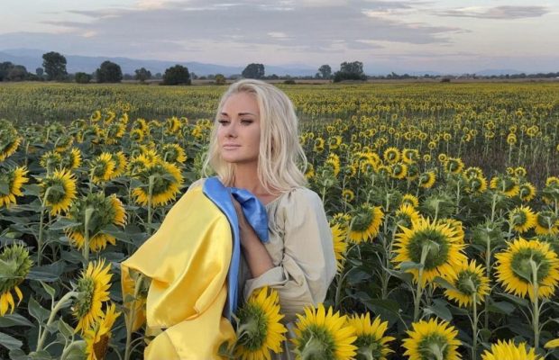 Катя Бужинська показала хроніки війни в новому кліпі