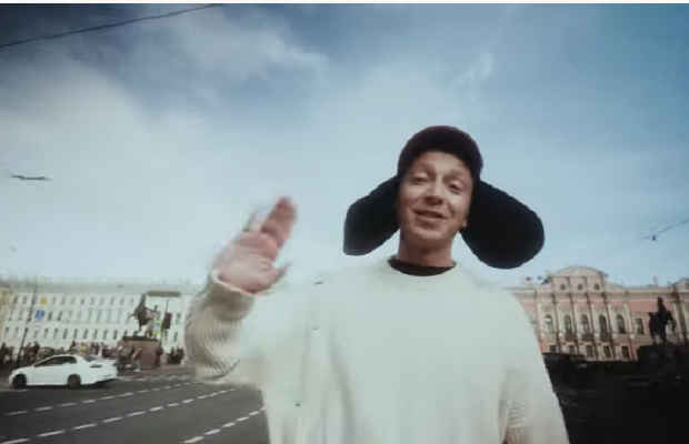 "Старий гном нас лякає": Оксімірон у новому кліпі послав Путіна на три літери (відео)