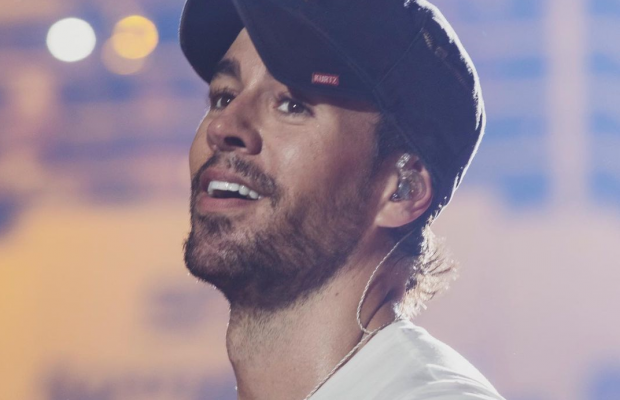 Енріке Іглесіас пристрасно поцілувався з фанаткою прямо на концерті (відео)