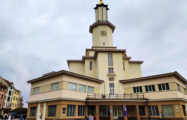 В Ивано-Франковске впервые в истории открыли для туристов подземелья ратуши (видео)