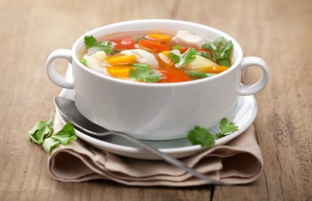 Чи потрібно їсти суп: доктор Комаровський назвав користь і шкоду "рідкого"