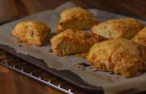 Знайдеться в шафці будь-якої господині: що робити, якщо скінчився папір для випічки