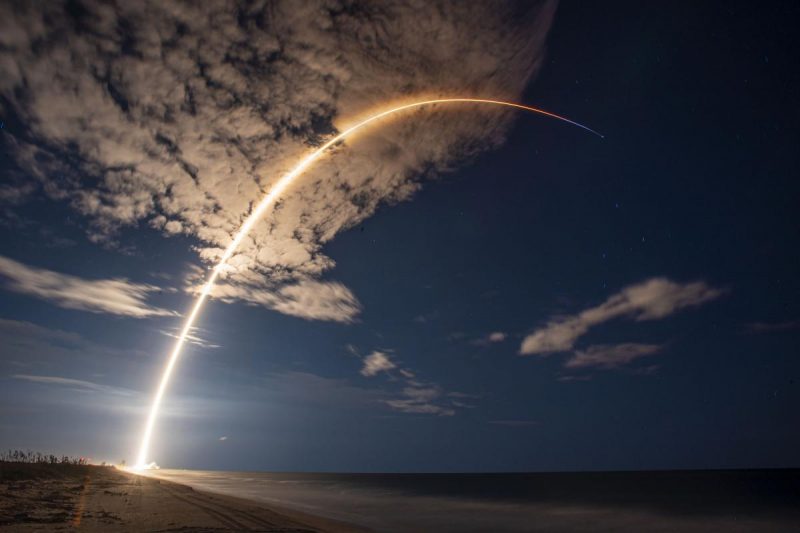 Сейчас в космосе уже более 3,3 тысяч спутников Starlink / фото SpaceX Сейчас в космосе уже более 3,3 тысяч спутников Starlink / фото SpaceX