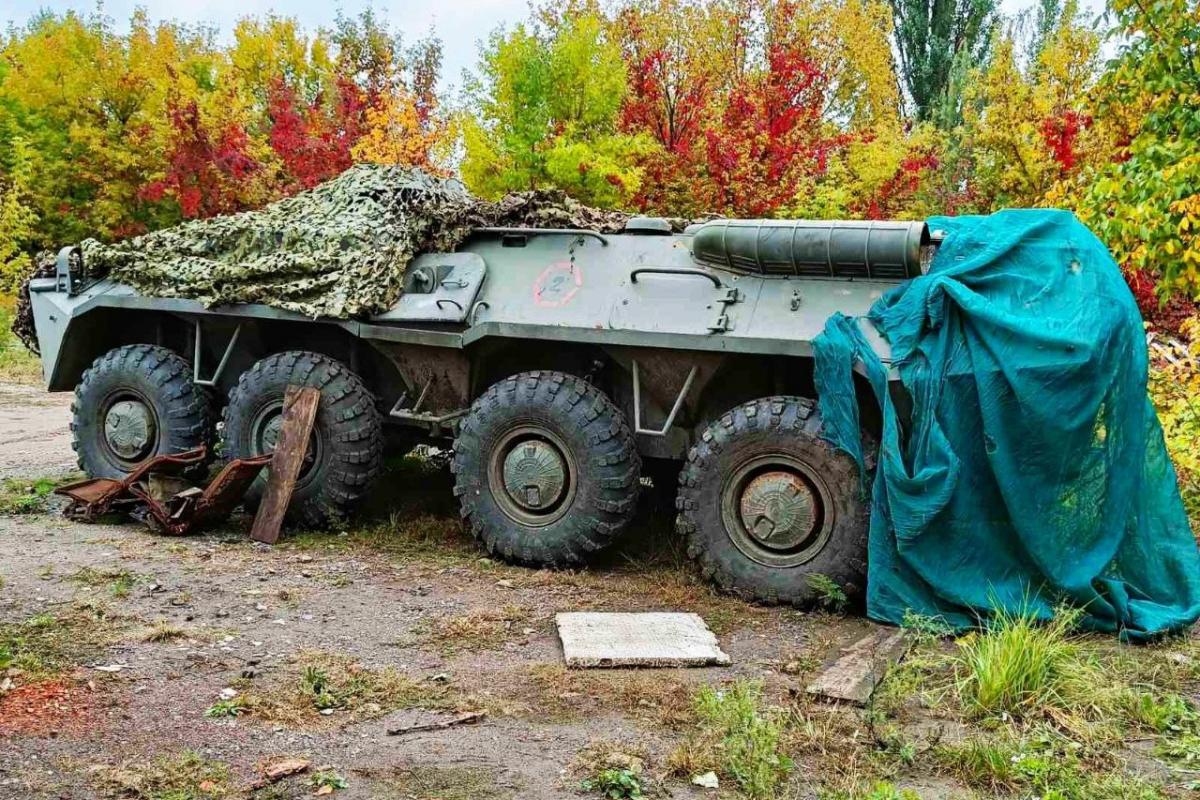 На Черниговщине обнаружили схрон с российской бронированной техникой / фото НГУ На Черниговщине обнаружили схрон с российской бронированной техникой / фото НГУ