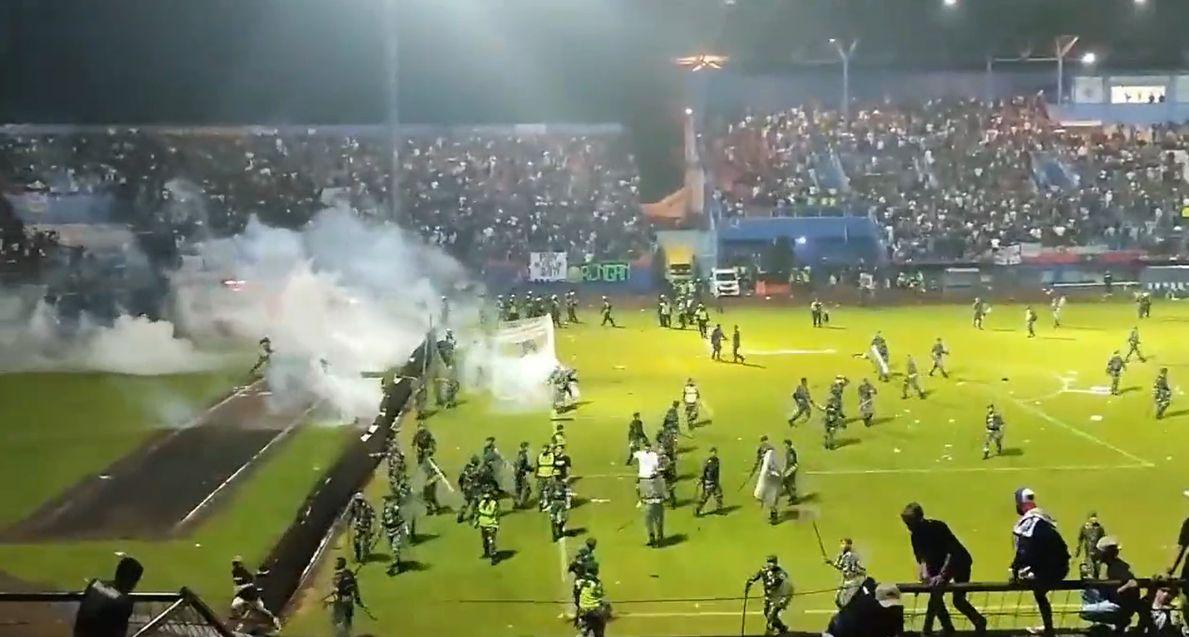 Бійка на матчі в Індонезії / скріншот з відео