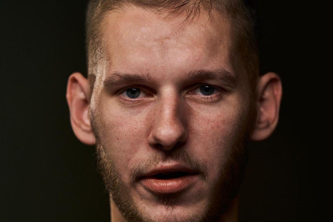 Фотографы показали фотографии с азовцем "Орестом" после плена / фото instagram.com/libkos/