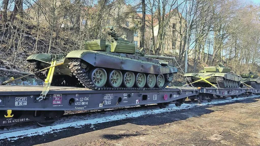 Танки Т-72 чешской армии в начале апреля перед уходом в Украину / фото: novinky.cz