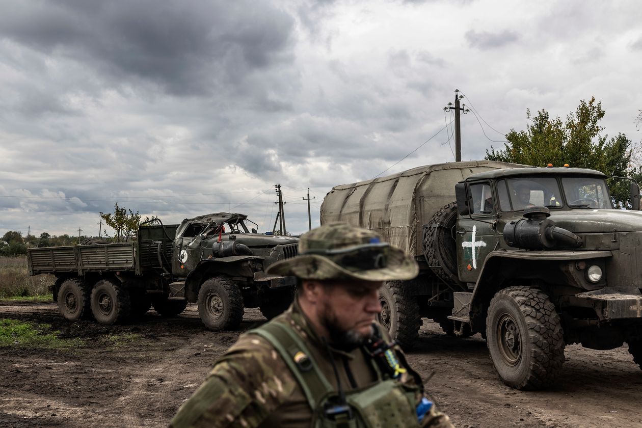 A Ukrainian army truck with a cross pulls a recently captured Russian military truck / photo: Manu Brabo / The Wall Street Journal