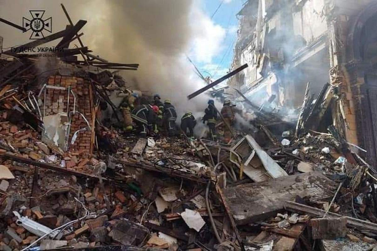 Наслідки обстрілів Запоріжжя російськими окупантів / фото: ДСНС Наслідки обстрілів Запоріжжя російськими окупантів / фото: ДСНС