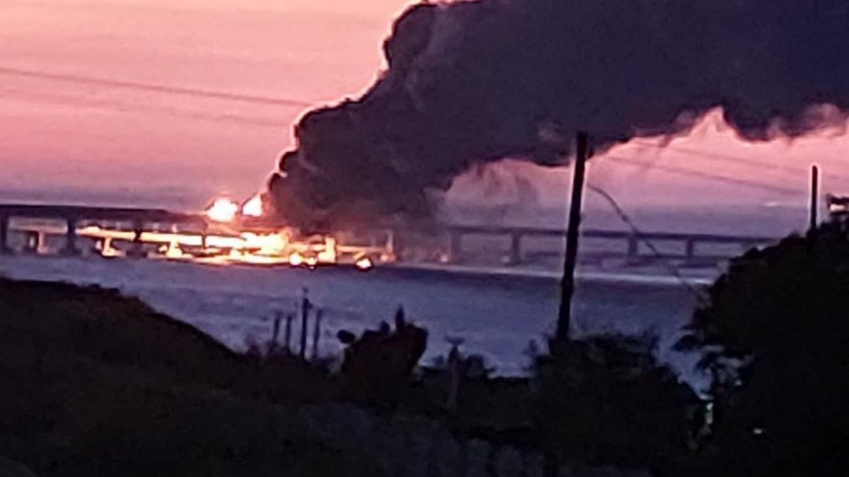 Мост полыхает и разрушается, дорожный пролет ушел под воду / фото Telegram-канал спикера Одесской ОВА Братчука Мост полыхает и разрушается, дорожный пролет ушел под воду / фото Telegram-канал спикера Одесской ОВА Братчука