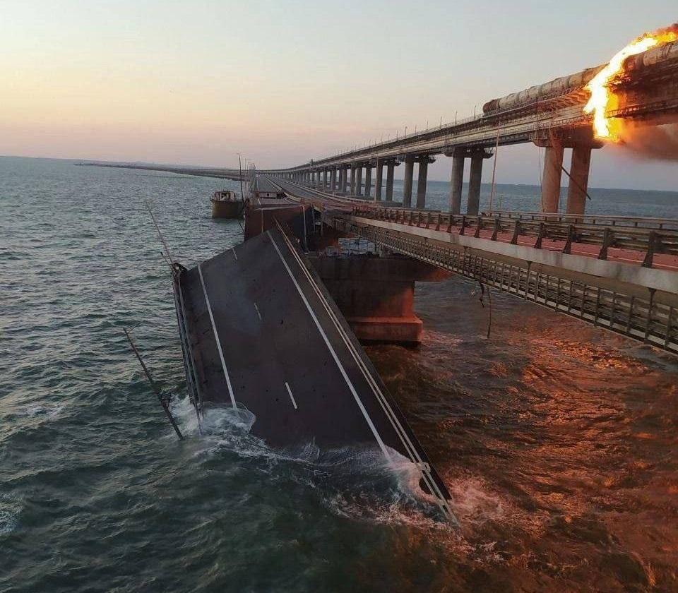 On October 8, 2022, powerful explosions rocked the Crimean bridge / Varlamov News Telegram channel