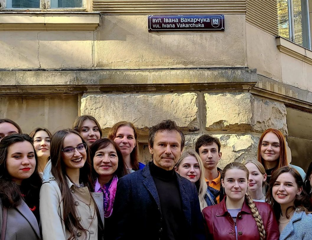 Святослав Вакарчук на вулиці імені свого батька у Львові / фото instagram.com/sviatoslav.vakarchuk Святослав Вакарчук на вулиці імені свого батька у Львові / фото instagram.com/sviatoslav.vakarchuk