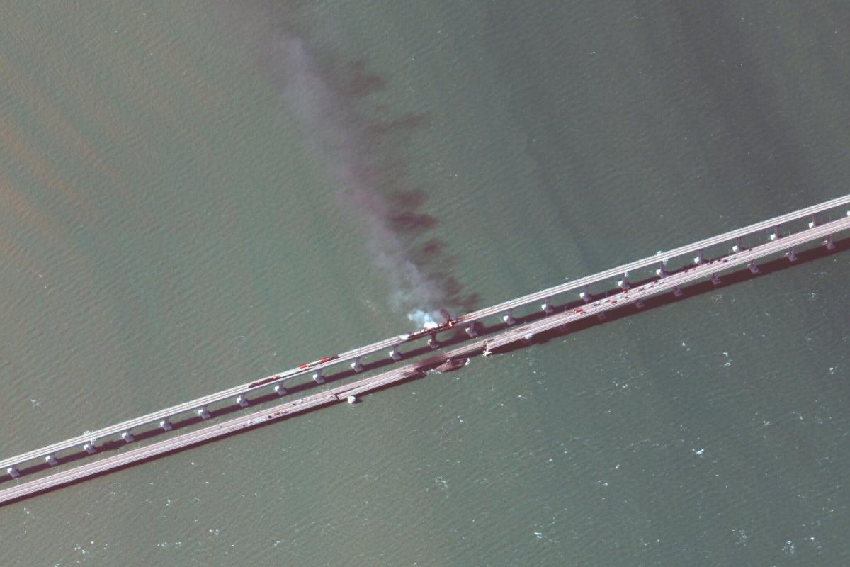 Крымский мост был поврежден в результате взрыва в октябре 2022-го года / фото Maxar Technologies