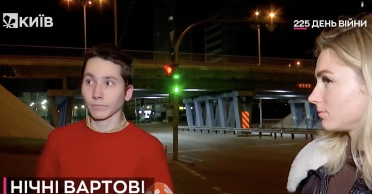Журналистка издевалась над нарушителем комендантского часа и снимала все на видео / Скриншот Журналистка издевалась над нарушителем комендантского часа и снимала все на видео / Скриншот