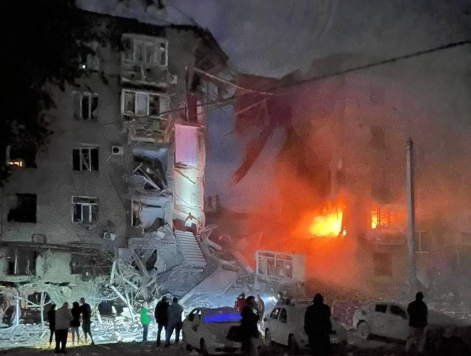 'Ганебні боягузи': в ОП показали наслідки нічного удару по багатоповерхівці в Запоріжжі 'Ганебні боягузи': в ОП показали наслідки нічного удару по багатоповерхівці в Запоріжжі