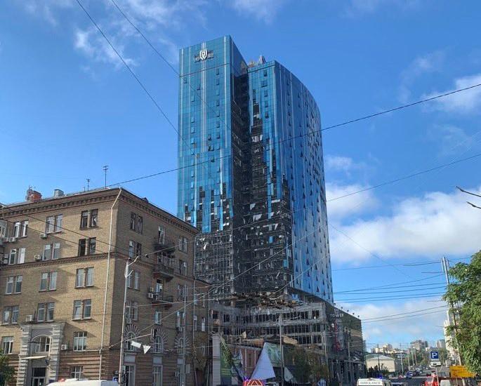 Ракета РФ пошкодила будівлю консульства Німеччини / фото twitter.com/sumlenny Ракета РФ пошкодила будівлю консульства Німеччини / фото twitter.com/sumlenny