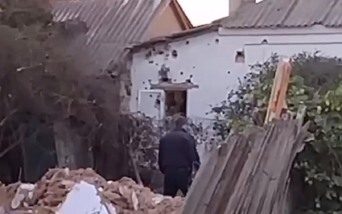 Снаряд пролетів 8 км і влучив у стіну приватного будинку/ Скріншот Снаряд пролетів 8 км і влучив у стіну приватного будинку/ Скріншот