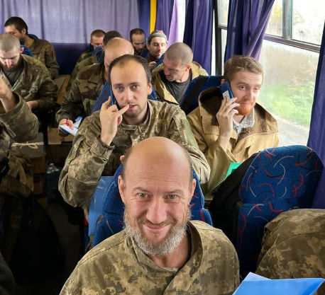 Среди освобожденных из плена украинских воинов есть трое офицеров / фото t.me/Koord_shtab Среди освобожденных из плена украинских воинов есть трое офицеров / фото t.me/Koord_shtab