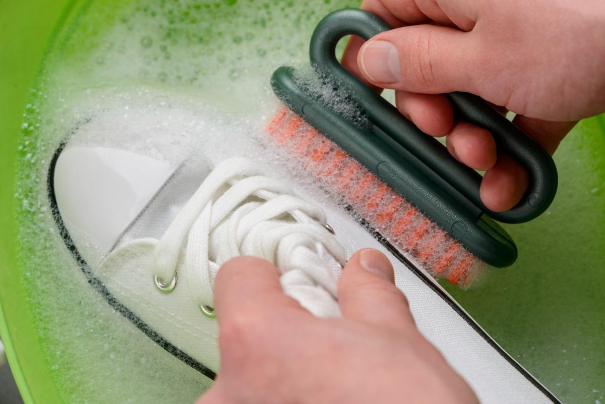 Воспользуйтесь специальной щеткой – это поможет поднять ворс и счистить большинство грязи / фото ua.depositphotos.com Воспользуйтесь специальной щеткой – это поможет поднять ворс и счистить большинство грязи / фото ua.depositphotos.com