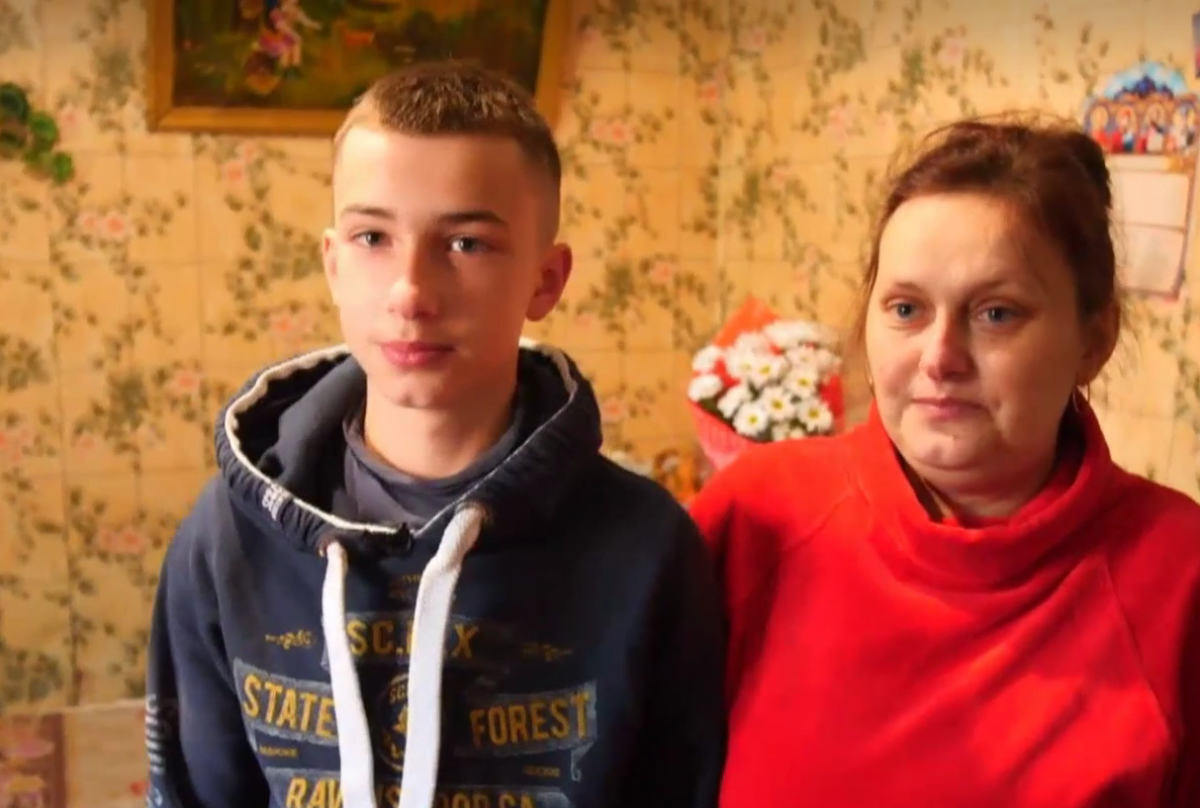 12-летний мальчик с Черниговщины помог спасти раненую осколком маму / скриншот 12-летний мальчик с Черниговщины помог спасти раненую осколком маму / скриншот