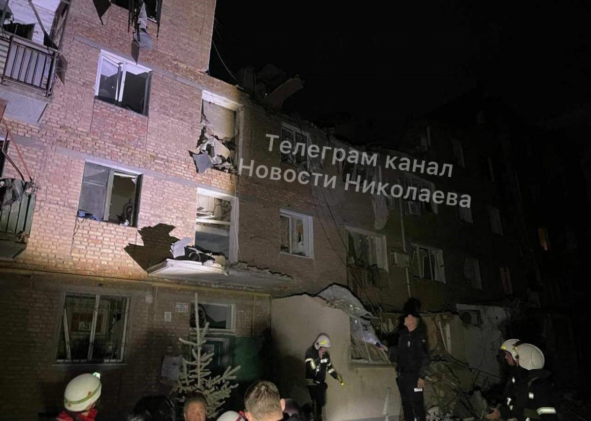 Окупанти вдарили по багатоповерхівці в Миколаєві (фото) Окупанти вдарили по багатоповерхівці в Миколаєві (фото)