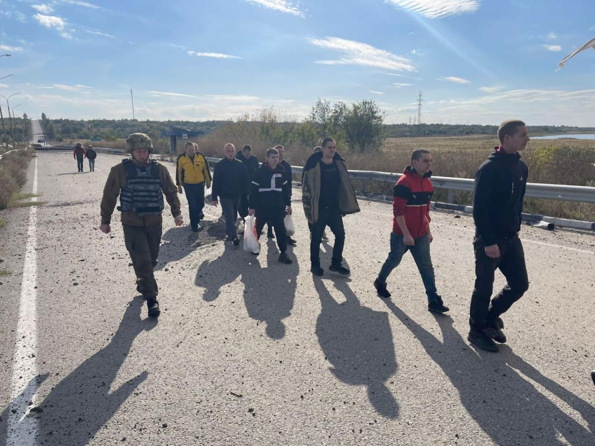 Украинских защитников освободили из плена / фото СтратКом ВСУ Украинских защитников освободили из плена / фото СтратКом ВСУ