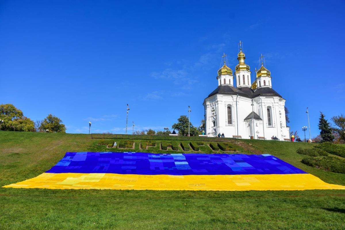 Флаг имеет размеры 30,2 на 20,2 метров / фото со страницы О. Ломако Флаг имеет размеры 30,2 на 20,2 метров / фото со страницы О. Ломако