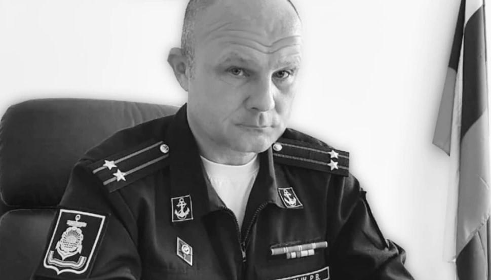 'Трагічно пішов із життя': в РФ на паркані знайшли мертвого воєнкома 'Трагічно пішов із життя': в РФ на паркані знайшли мертвого воєнкома
