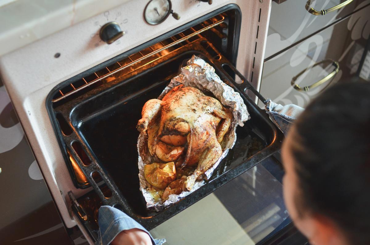 Фольгу можно использовать при запекании мяса / фото ua.depositphotos.com Фольгу можно использовать при запекании мяса / фото ua.depositphotos.com