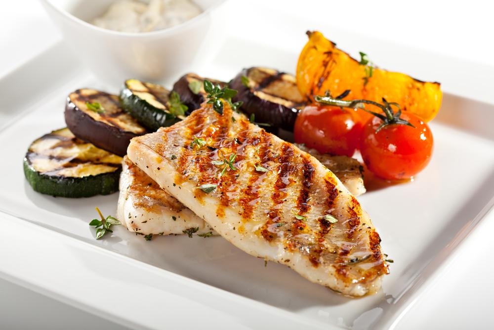 Рыба с овощами - пример сбалансированного здорового обеда / фото depositphotos.com