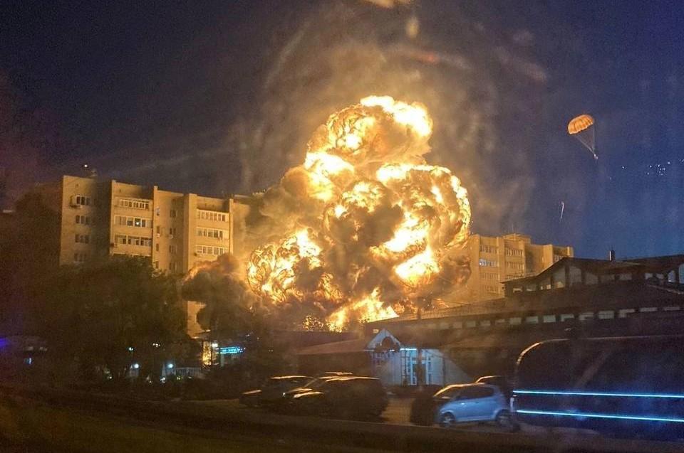 Военный самолет влетел в многоэтажку / Соцсети Военный самолет влетел в многоэтажку / Соцсети