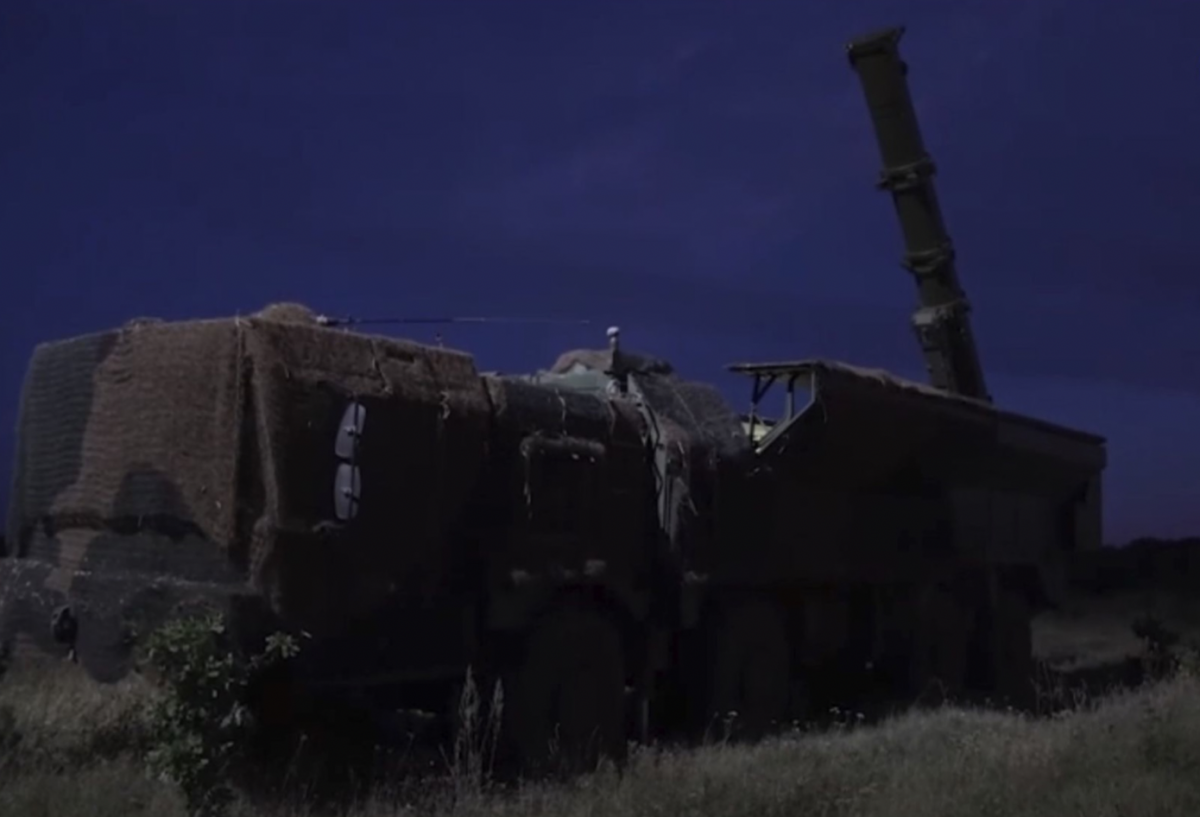 Скріншот відео, поширеного Міноборони Росії, на якому показаний нічний пуск ракети комплексу 