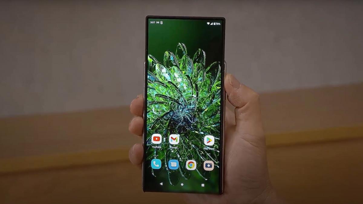 Motorola показала телефон с выдвигающимся вверх экраном / Скриншот с видео
