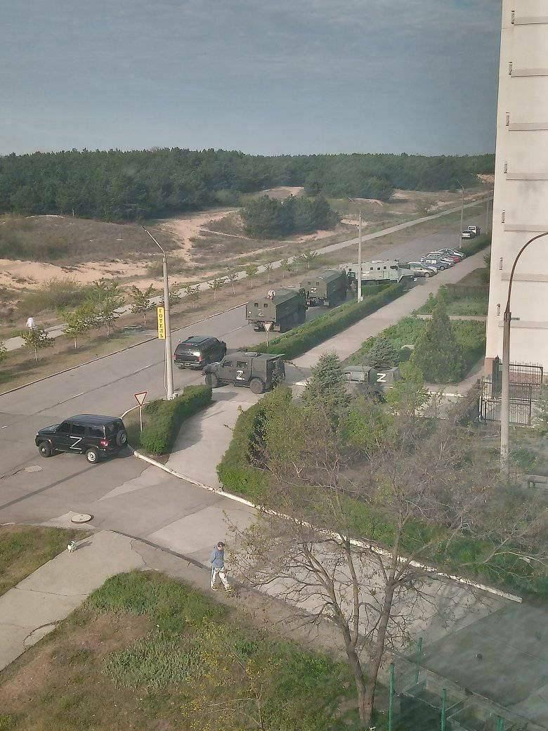 Из Энергодара выезжают грузовики с российскими военными / фото t.me/energoatom_ua