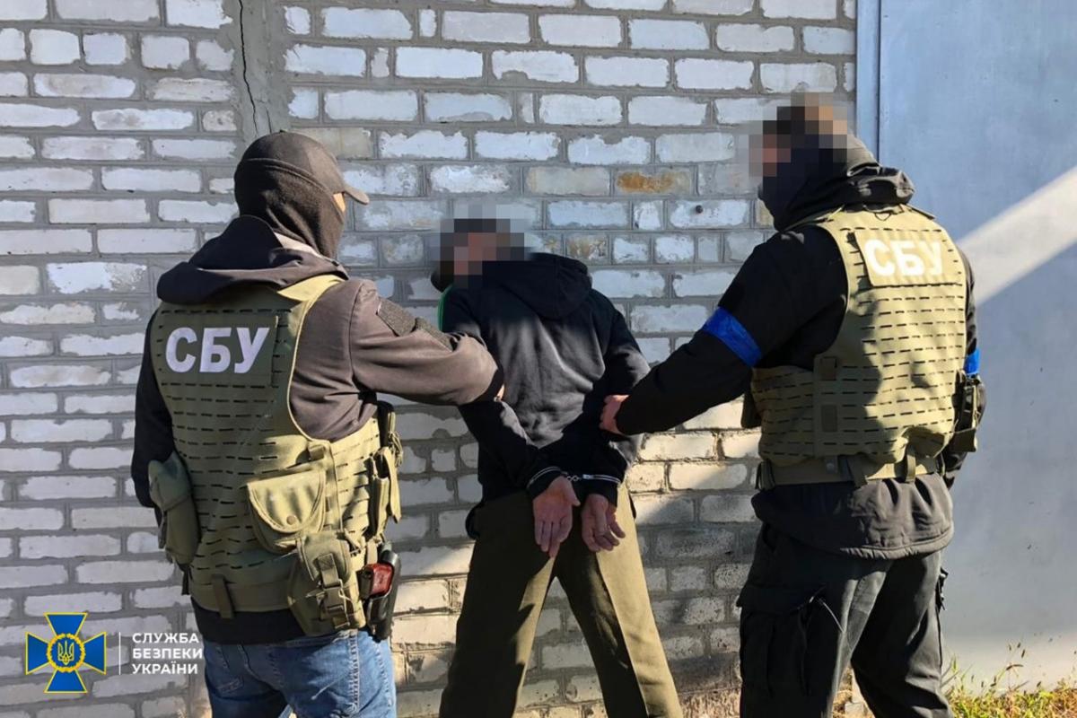 По данным следствия, задержанным является житель поселка Старый Караван / фото СБУ По данным следствия, задержанным является житель поселка Старый Караван / фото СБУ