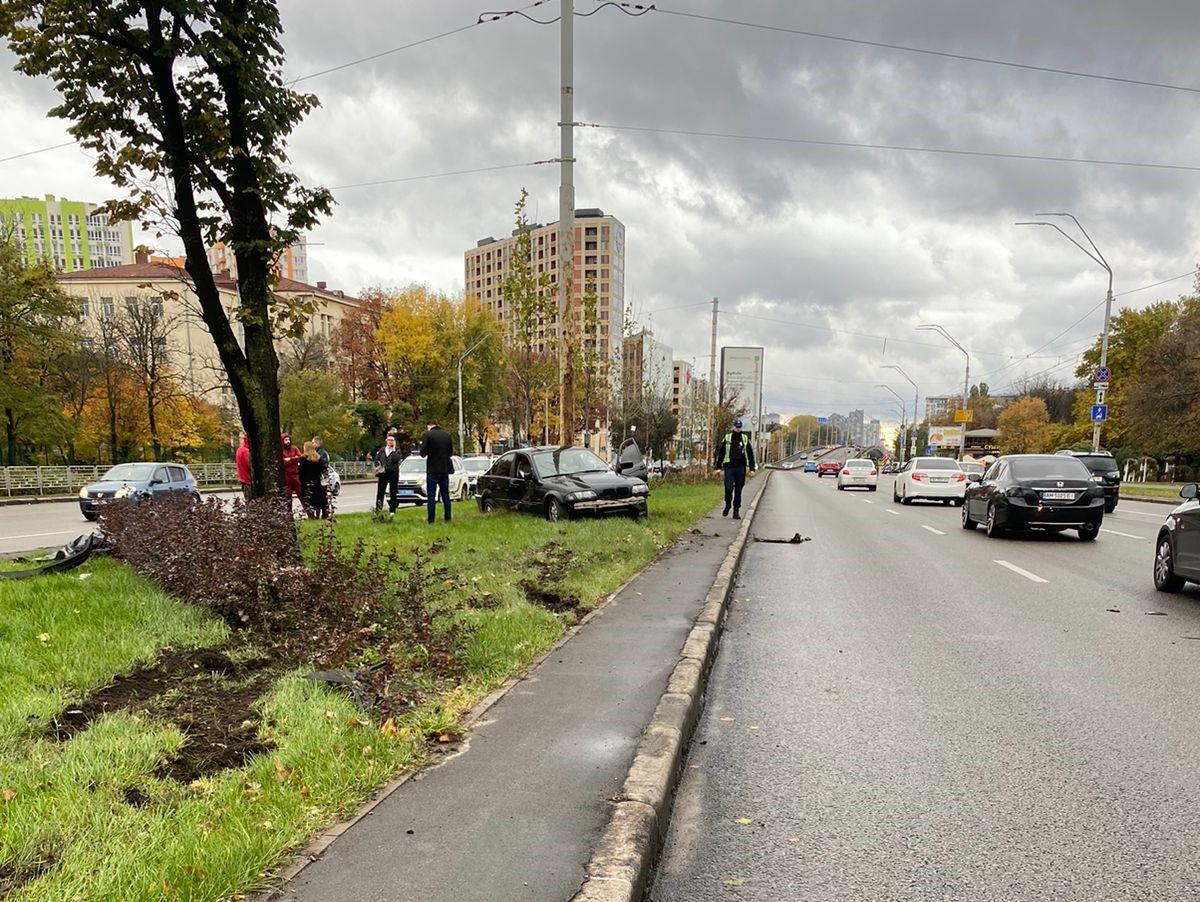 На проспекте Победы сбили двух коммунальщиков / фото ГУНП На проспекте Победы сбили двух коммунальщиков / фото ГУНП