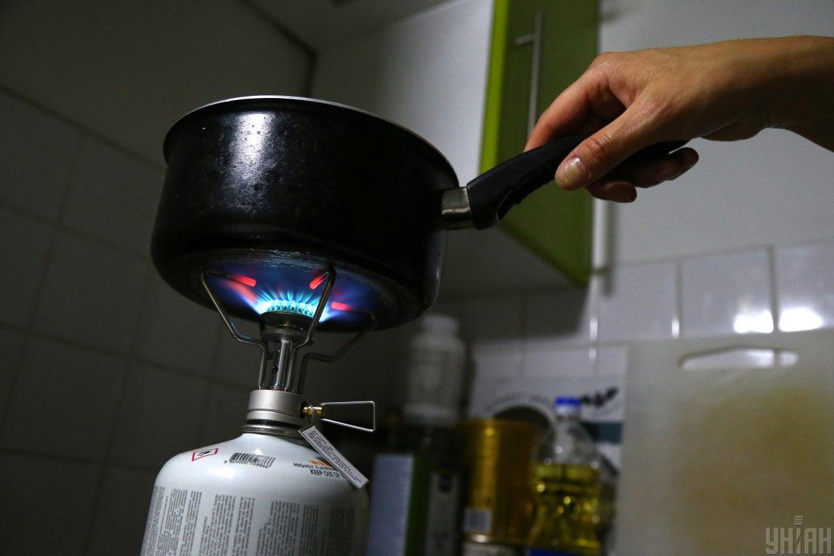 Мешканці негазифікованих будинків масово купують газові балони / фото УНІАН, Віктор Ковальчук Мешканці негазифікованих будинків масово купують газові балони / фото УНІАН, Віктор Ковальчук