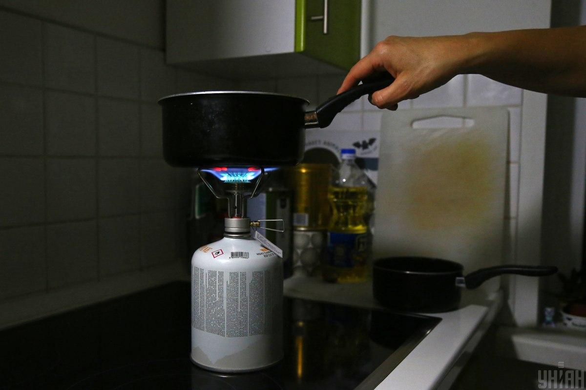 В Киеве из-за отключения света массово скупают газовые баллоны / фото УНИАН (Виктор Ковальчук) В Киеве из-за отключения света массово скупают газовые баллоны / фото УНИАН (Виктор Ковальчук)
